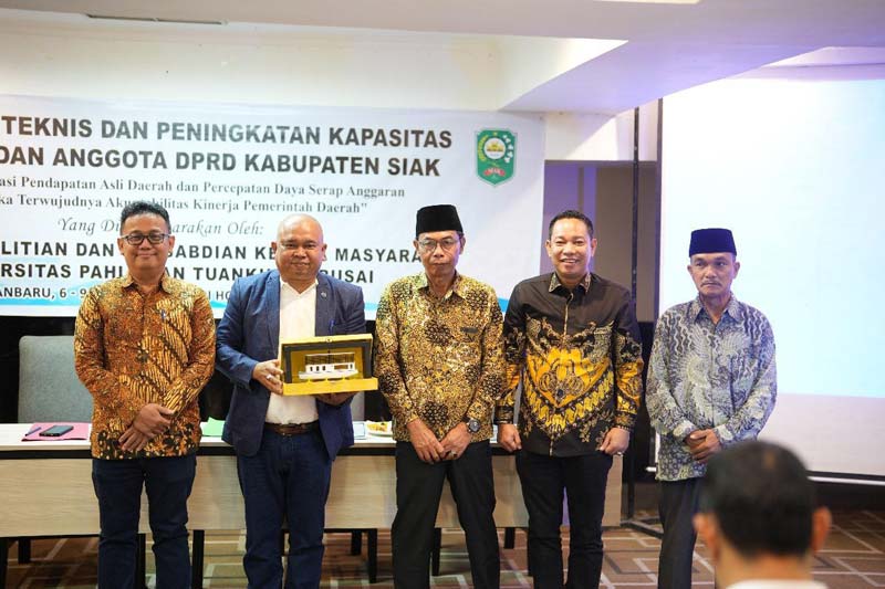 Ketua DPRD Siak Indra Gunawan (dua kanan) foto bersama Ketua Lembaga Penelitian dan Pengabdian kepada Masyarakat Universitas Pahlawan Tuanku Tambusai