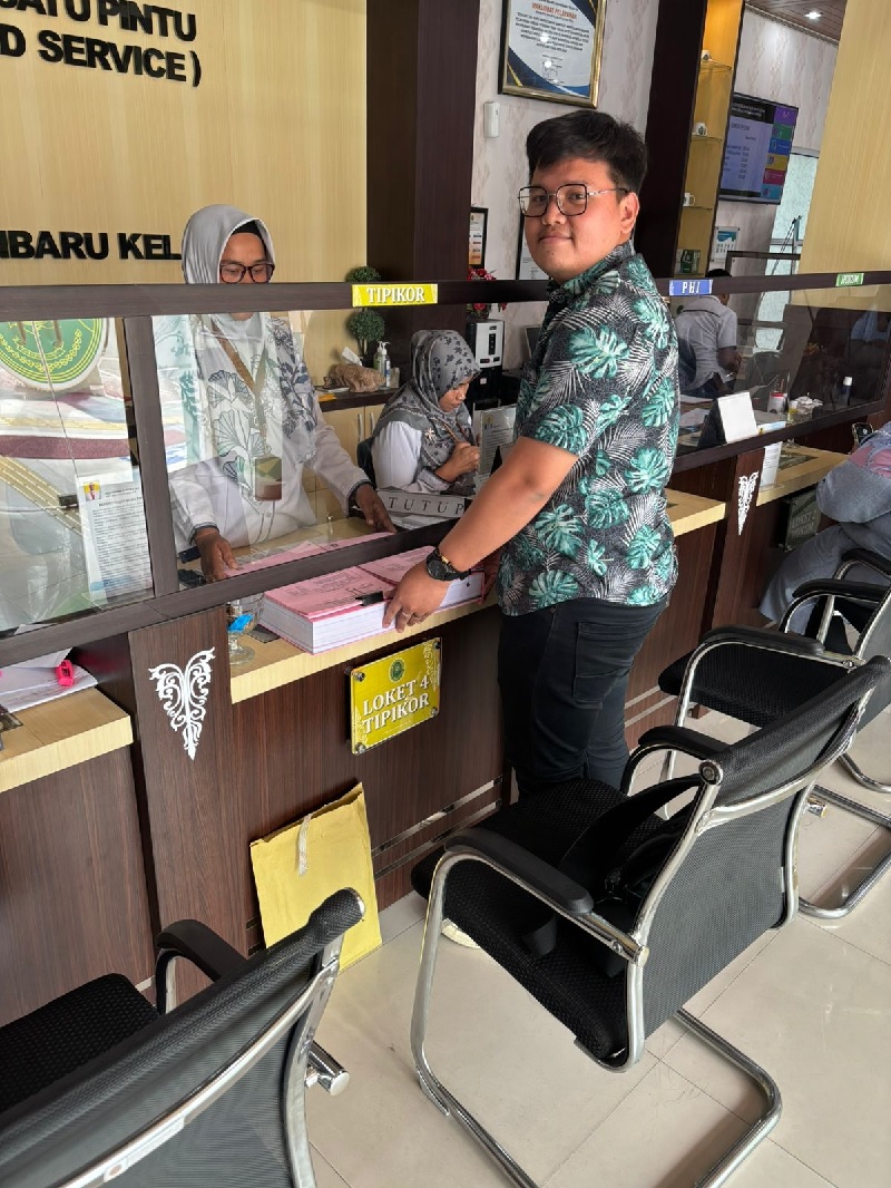 Jaksa dari Kejari Rohil menyerahkan berkas perkara dugaan tindak pidana korupsi di BPBD Rohil ke PN Tipikor di Pekanbaru, Senin (9/12/2024).