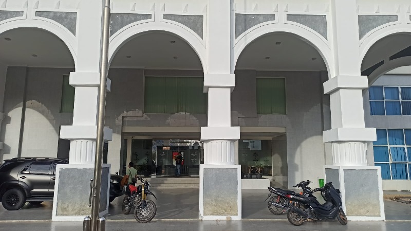 Penyidik KPK masih melakukan penggeledahan di Kantor Kesbangpol Kota Pekanbaru, Selasa (10/12/2024).