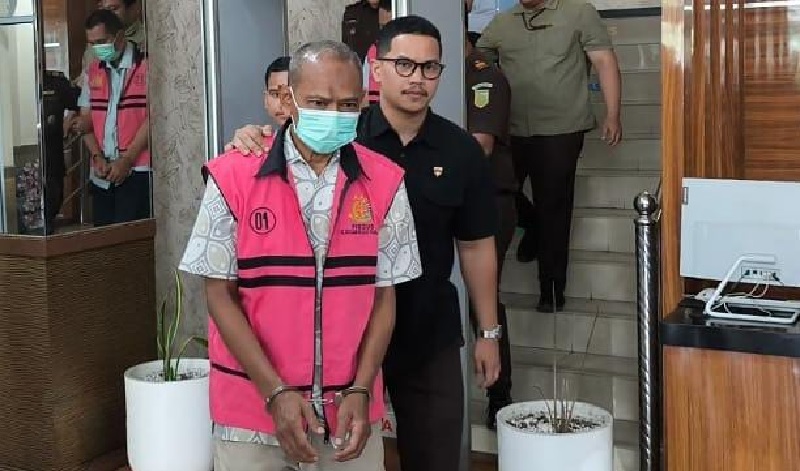 Mantan Pimpinan Bank BUMN di Pekanbaru Syahroni Hidayat mengenakan rompi tahanan saat digiring keluar dari Kantor Kejari Pekanbaru, Selasa (10/12/2024).