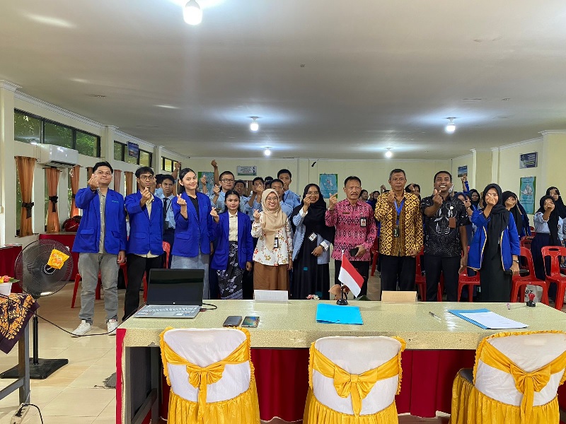 Tim Pengabdian kepada Masyarakat Politeknik Caltex Riau berfoto bersama kepala sekolah dan siswa saat memberikan Pelatihan Public Speaking di SMK Taruna Persada Dumai, Kamis (26/7/2024).