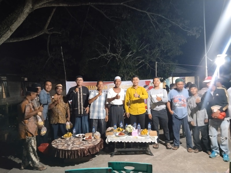 Anggota DPRD Rohil Rahmat Iman Cahyadi foto bersama sejumlah warga usai kegiatan reses di jalan Muliorejo Kepenghuluan Bagan Punak Meranti, Ahad (8/12/2024) malam.