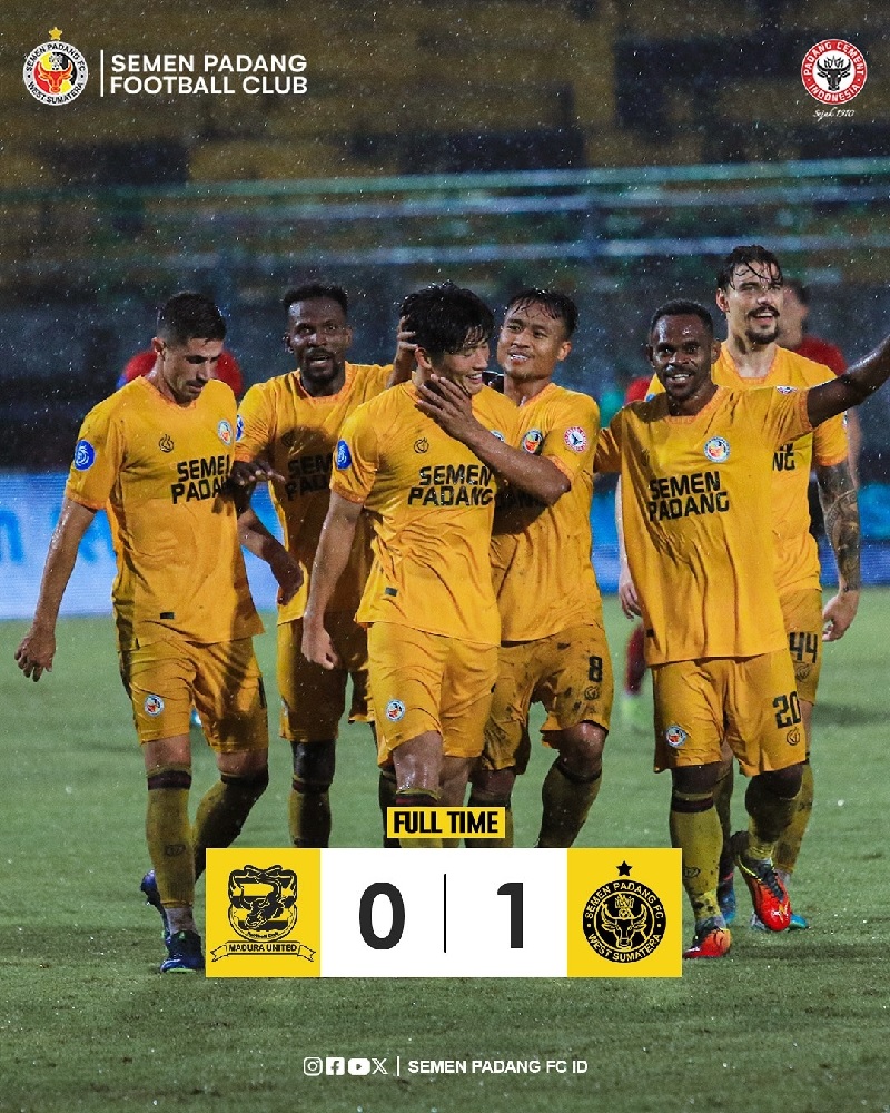 Pemain Semen Padang melakukan selebrasi usai membobol gawang tuan rumah Madura United FC di Gelora Bangkalan, Selasa (10/12/2024). Dalam laga itu Semen Padang menang 1-0.