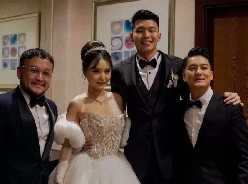 Selebgram Nita Vior dan Vincent Rivaldi Kosasih bersama Boy William dan Samuel Wongso di acara pernikahan mereka.