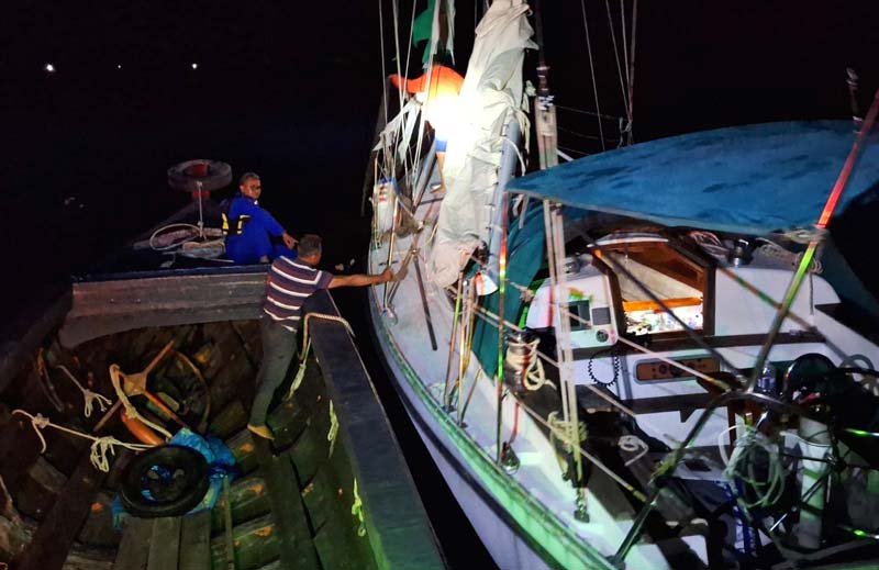 Aparat Polairud Meranti menyelamatkan nakhoda kapal layar asing yang terdampar di Perairan Tanjung Permai, Kecamatan Rangsang, Senin (9/12/2024).