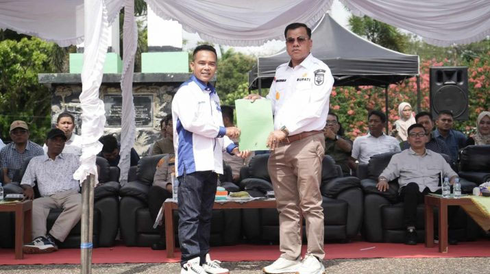 Ketua Federasi Serikat Pekerja Metal Indonesia (FSPMI) Kuansing, Jon Hendri bersama Bupati Kuansing H Suhardiman Amby dalam sebuah pertemuan baru baru ini