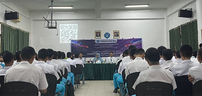 Tim dosen Pengabdian PCR bersama Kepala SMKS YPPI saat acara pembukaan kegiatan Diseminasi dan Pelatihan Job Interview di SMKS YPPI Tualang, Kamis (20/6/2024).