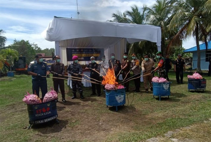 Kantor Pengawasan dan Pelayanan Bea dan Cukai Tipe Madya Pabean C Bengkalis, memusnahkan 29.070 kilogram bawang putih ilegal di Kantor Perwakilan BC di Sungai Pakning, Rabu (11/12/24).