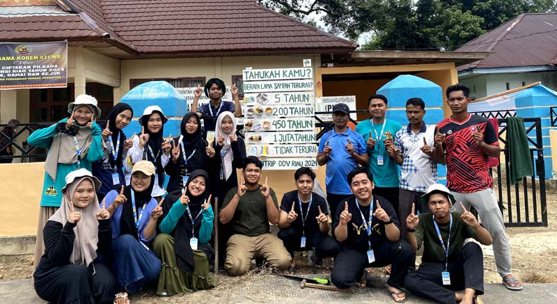 Peserta voluntrip Dompet Dhuafa Volunteer Riau foto bersama di prasasti pengetahuan umur sampah, Kampar, baru-baru ini.