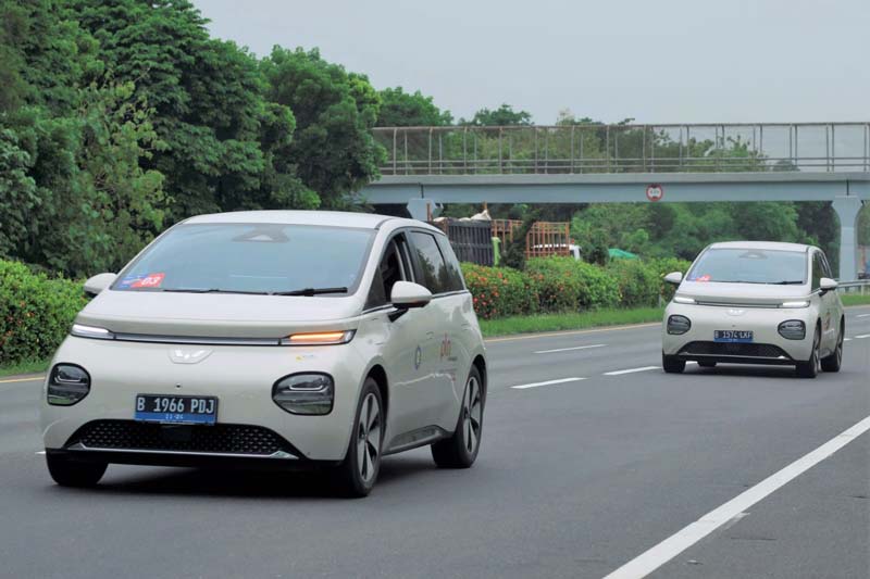 Kendaraan listrik Wuling Cloud EV ikut dalam PLN Mobile EVenture &ldquo;Jelajah Liburan dengan Ken&shy;daraan Listrik&rdquo; dengan rute Jakarta-Bali