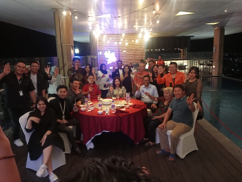 Jajaran manajemen Fox Hotel Pekanbaru foto bersama para mitra saat melaunching Chinese Set Menu, Senin (9/12/2024).