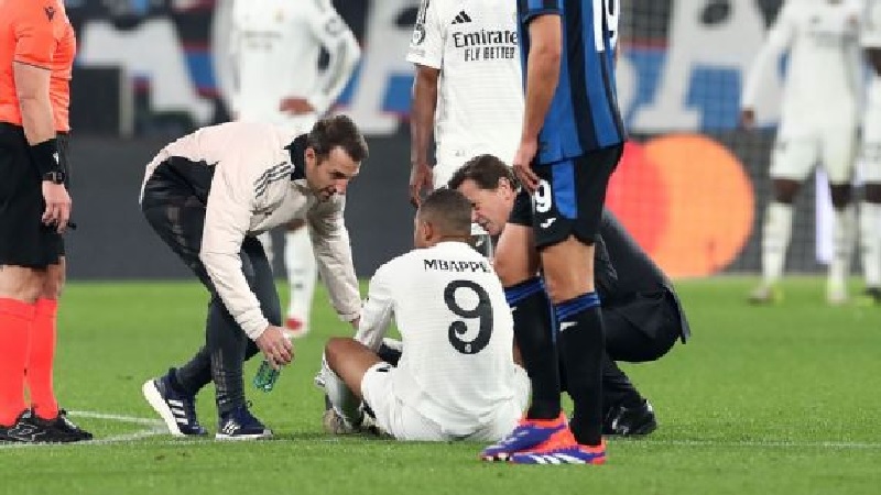 Kylian Mbappe diganti setelah mengalami cedera di Liga Champions pada hari Selasa.