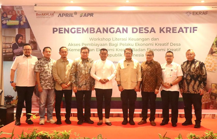 Bupati Pelalawan H Zukri SE bersama Menekraf Teuku Riefky Harsya dalam penutupan Pengembangan Desa Kreatif, workshop literasi keuangan dan akses pembiayaan bagi pelaku ekonomi kreatif