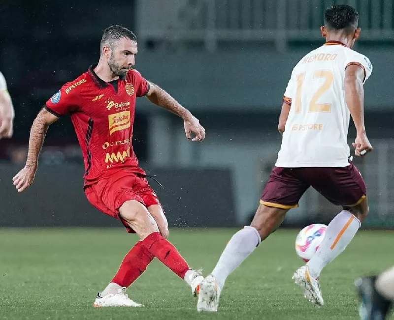 Gelandang Persija Jakarta, Ramon Bueno (kiri) saat beraksi melawan Borneo FC Samarinda. Hasil imbang 0-0 membuat Persija gagal menggusur Persib Bandung di posisi kedua klasemen sementara. BRI Liga 1.