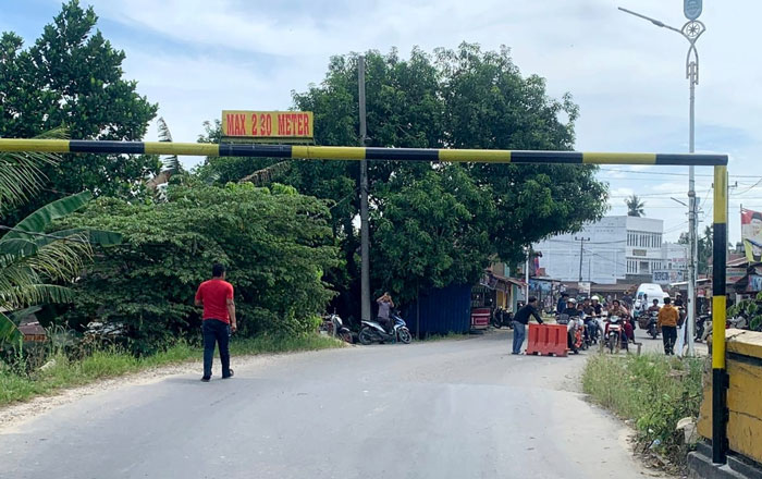 Kendaraan bermotor roda dua dan roda empat terlihat antre dengan tertib saat akan melintasi Jembatan Sungai Rokan di Desa Suka Damai Kecamatan Ujung Batu, Rohul, Selasa (11/12/2024).
