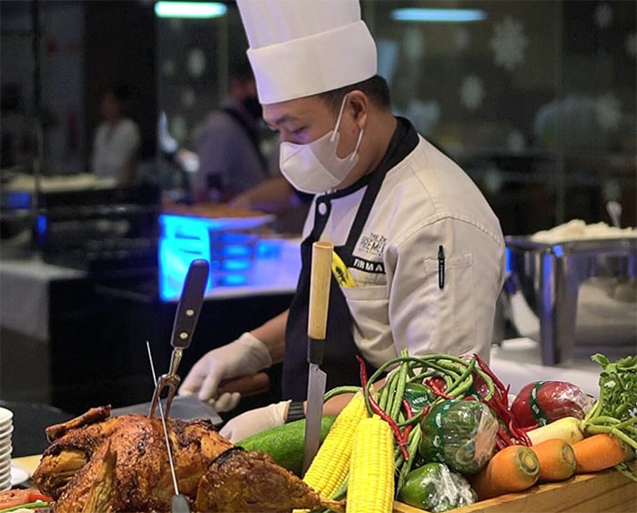 Aksi live cooking chef sengaja dihadirkan untuk menghibur para tamu.