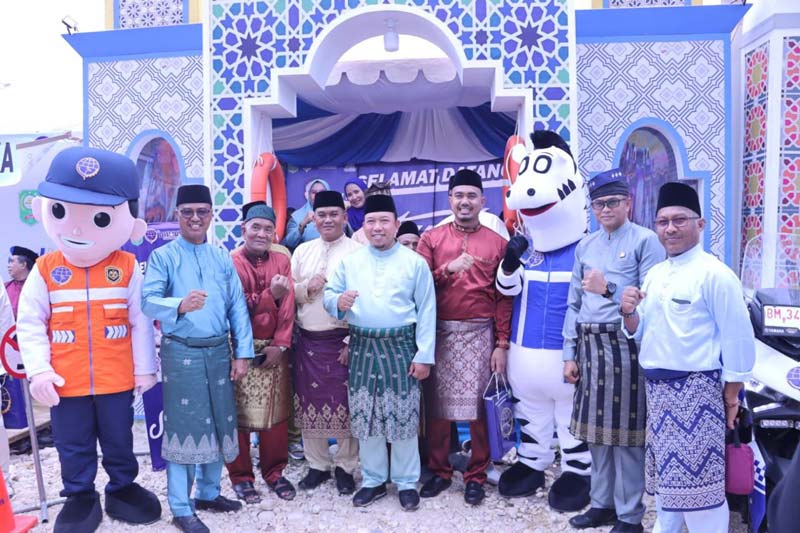 Wakil Ketua II DPRD Siak Laiskar Jaya (tiga kiri) dan anggota DPRD Siak Rizky Ridho (tiga kanan) foto bersama Wabup Siak Husni Merza dan Kadishub Siak