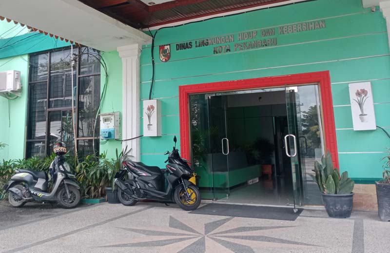 Kantor Dinas Lingkungan Hidup dan Kebersihan Kota Pekanbaru di Jalan Parit Indah, Pekanbaru terlihat lengang, Kamis (12/12/2024).