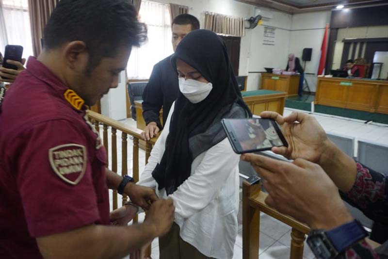 Terdakwa Marisa Putri diborgol petugas usai menjalani sidang vonis di Pengadilan Negeri Pekanbaru, Kamis (12/12/2024).