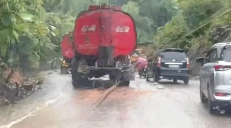 Badan jalan sekitar Panorama II Sitinjau Lauik diberi serbuk sekam untuk menyerap tumpahan minyak.
