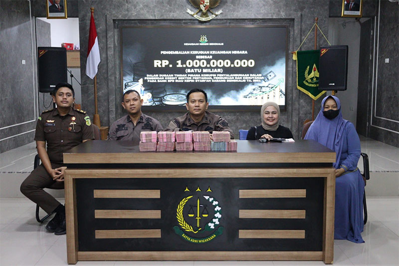 Tim Pidsus Kejari Bengkalis berhasil melakukan pengembalian kerugian keuangan negara Rp1 miliar, dalam perkara dugaan tindak pidana korupsi perbankkan, di Kantor Kejari Bengkalis, Kamis (12/12/2024).