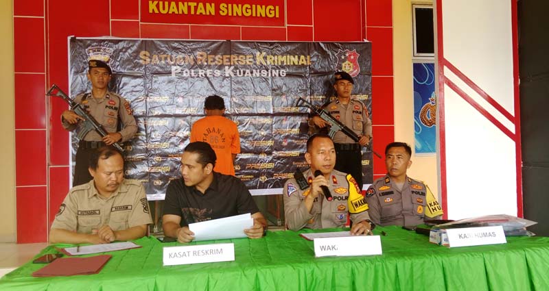 Wakapolres Kuansing Kompol Robert Arizal didampingi Kasat Reskrim AKP Shilton, Kasi Humas Iptu Aman Sembiring dan Kanit PPA Gaol memaparkan kasus pencabulan anak