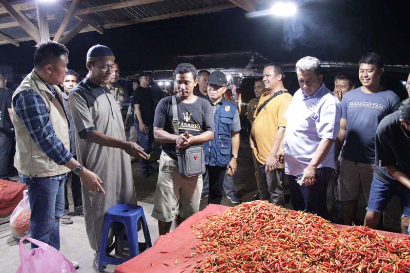 Pj Wali Kota Pekanbaru Roni Rakhmat (dua kanan) didampingi Kepala DKP Pekanbaru H Maisisco (kiri) memantau  pasokan dan harga komoditas cabai di Pasar Induk, Selasa (10/12/2024) malam.