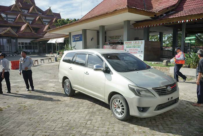 Satu unit mobil travel ilegal diamankan petugas di Terminal Bandar Raya Payung Sekaki (BRPS)  Pekanbaru, Kamis (12/12/2024).