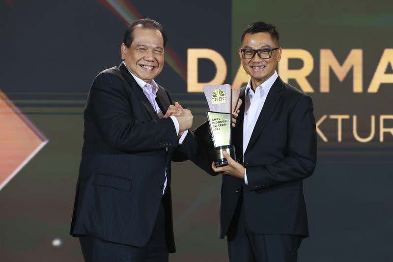 Direktur Utama PLN Darmawan Prasodjo (kanan) kembali menerima penghargaan sebagai CEO of The Year dalam ajang CNBC Indonesia Awards 2024