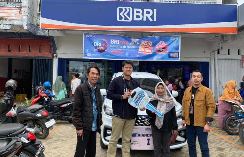 Pinca PT BRI Persero Tbk Rengat Farianzi didampingi Kepala Unit BRI Pematang Reba Farid Asparudin (kanan) dan Manager Bisnis Mikro Anang Iriawan