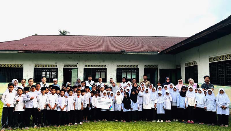 Manajemen PLN Nusantara Power foto bersama kepala desa, kepala madrasah, serta siswa-siswi PDTA Pukau Terap, Kabupaten Kampar, Kamis (5/12/2024).