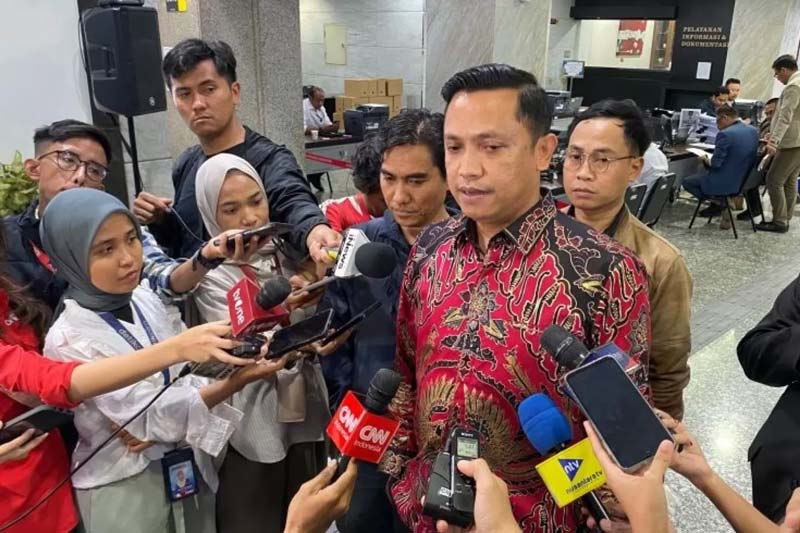Ketua DPP PDIP Bidang Reformasi Sistem Hukum Nasional Roni Talapessy saat menjelaskan kepada wartawan soal permohonan sengketa Pilkada Gubernur Jawa Timur Jawa Tengah dan Sumut ke MK, Kamis (12/12)