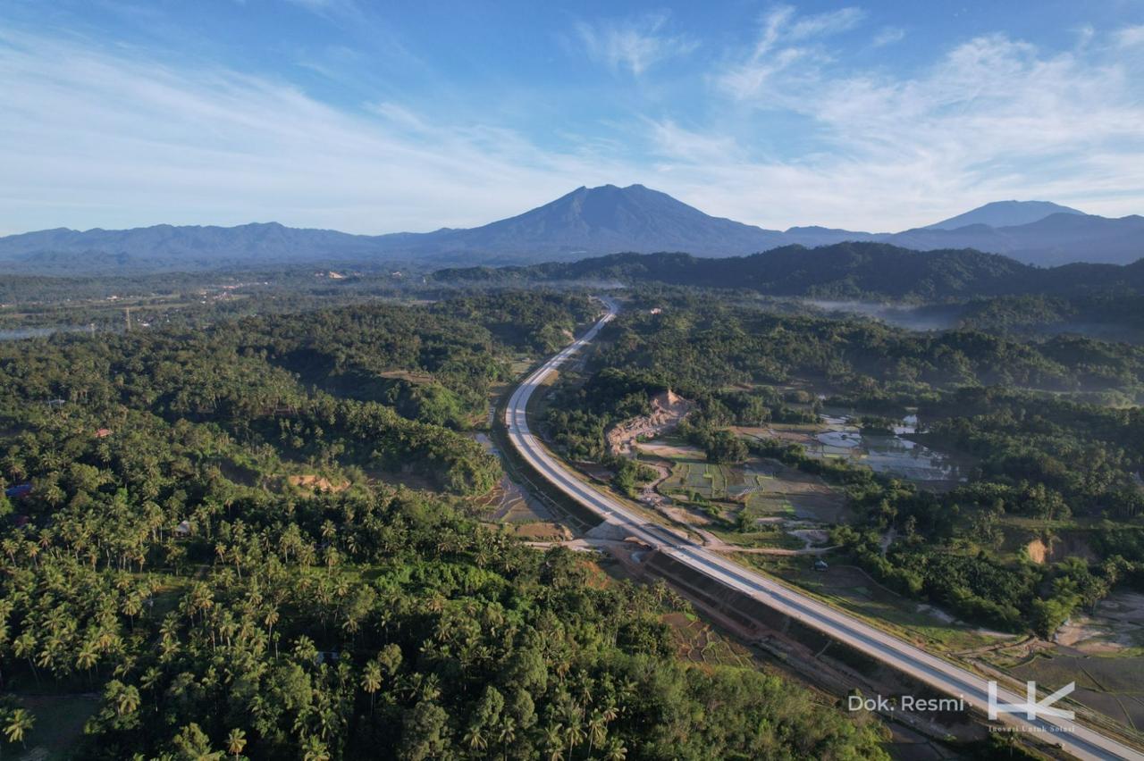 Pegunungan Singgalang terlihat menambah keindahan ruas jalan tol pertama di Provinsi Sumatera Barat, Tol Padang-Sicincin bagian dari JTTS ruas Tol Padang-Pekanbaru.