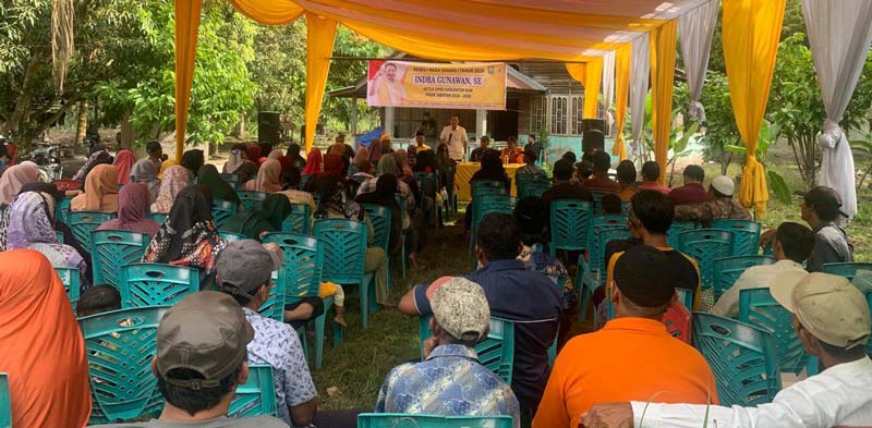 Warga dengan seksama mendengarkan penjelasan Ketua DPRD Siak Indra Gunawan dalam reses yang digelar di Sabak Permai, Kecamatan Sabak Auh, Sabtu (2/11/2024)