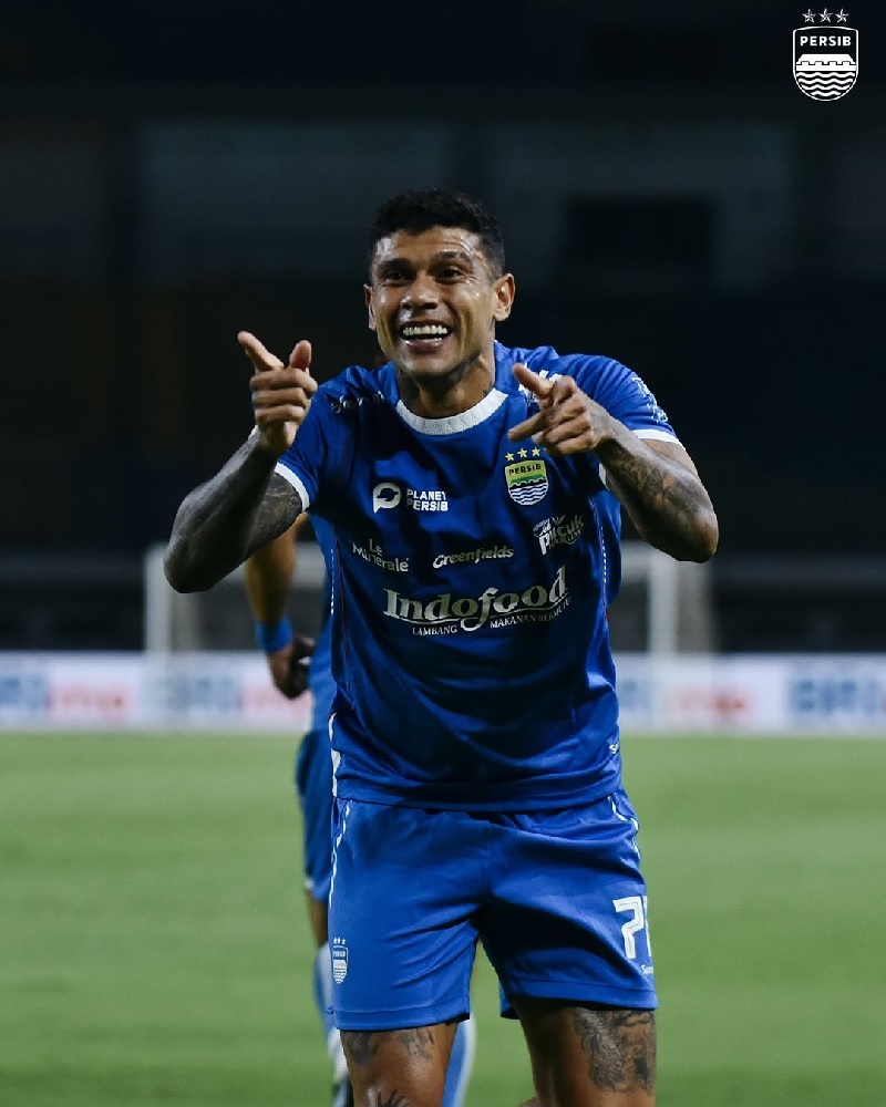 Penyerang Persib Bandung Ciro Alves melakukan selebrasi usai mencetak gol pembuka saat mengalahkan Malut United FC 2-0 dalam lanjutan BRI LIga 1.