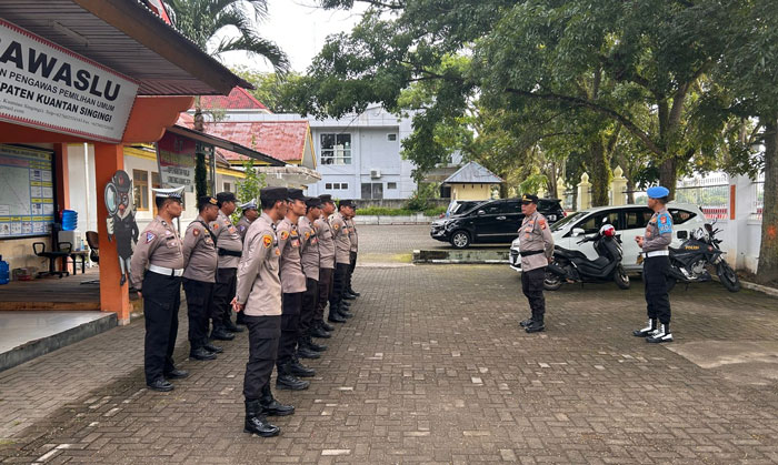 Personel Polres Kuansing siaga melakukan pengamanan di Kantor Bawaslu meski Pilkada telah usai. Jumat (13/12/2024) personel apel dan melakukan pengecekan.