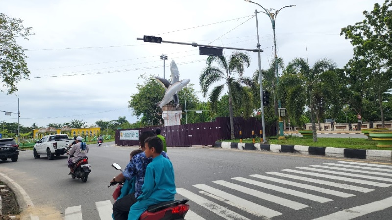 Pembangunan tugu tiga ikan di bundaran jalan M Yamin Bangkinang Kota dalam tahap finishing, Jumat (13/12/2024).