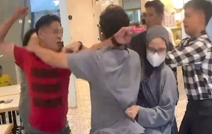 Tangkapan layar video viral dokter koas Unsri jadi korban penganiayaan.