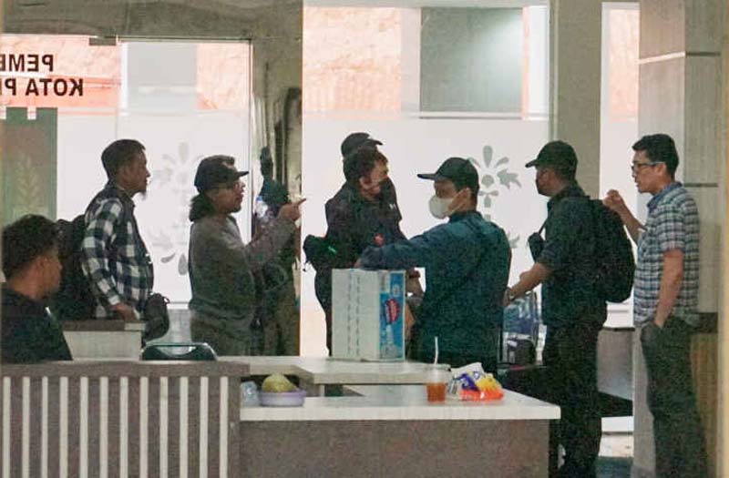 Penyidik KPK membawa koper saat penggeledahan di Gedung Limas Kajang Kompleks Perkantoran Tenayan Raya Pekanbaru,Senin (9/12/2024).