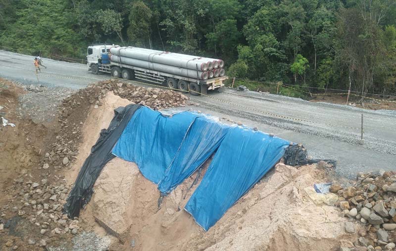 Truk bertonase besar melintasi jalan lintas Riau-Sumatera Barat Km 106-107 Desa Tanjung Alai, Kecamatan XIII Koto Kampar, Kabupaten Kampar, Jumat (13/12/2024).