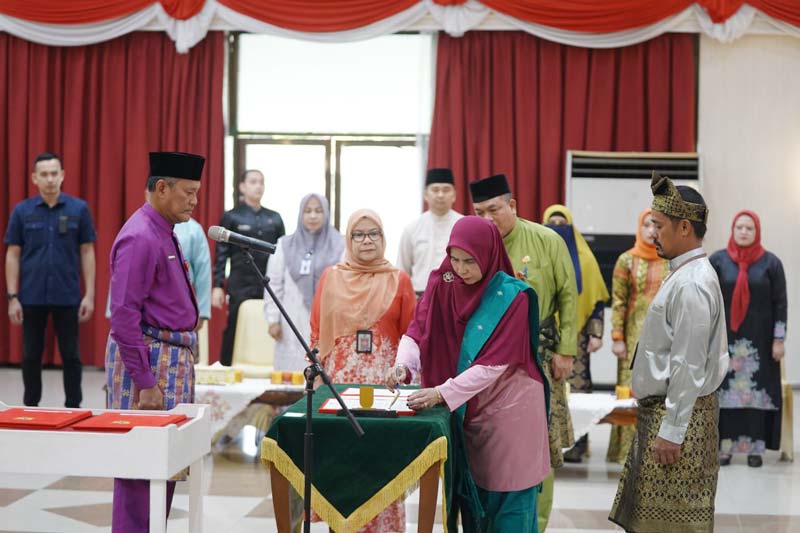 Pj Sekdaprov Riau Taufiq OH saat melantik pejabat fungsional di lingkungan Pemprov Riau, Jumat (13/12/2024).