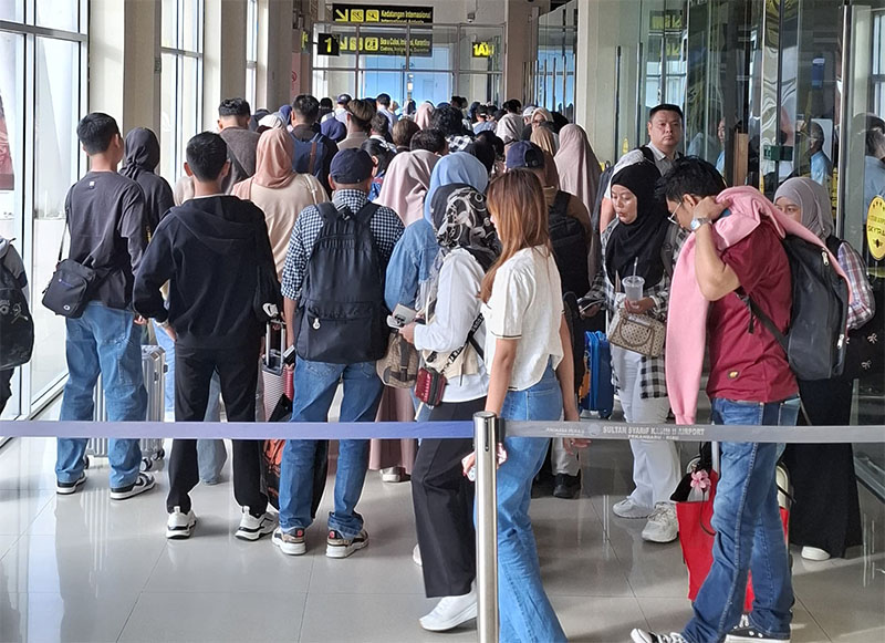 Suasana pergerakan penumpang di Bandara Sultan Syarif Kasim II, diprediksi jelang libur Natal dan Tahun baru 2025 manajemen Bandara siap memfasilitasi.