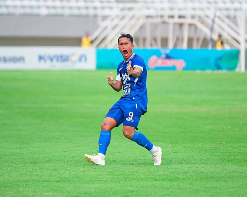 Yudhi Aditya Pratama melakukan selebrasi usai menjebol gawang Sriwijaya FC di Stadion Gelora Sriwijaya Jakabaring, pada Sabtu (14/12/2024).