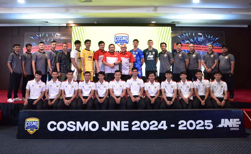Jajaran JNE berfoto bersama dengan Cosmo JNE FC yang akan menghadapi Liga Futsal Profesional Indonesia musim 2024-2025.