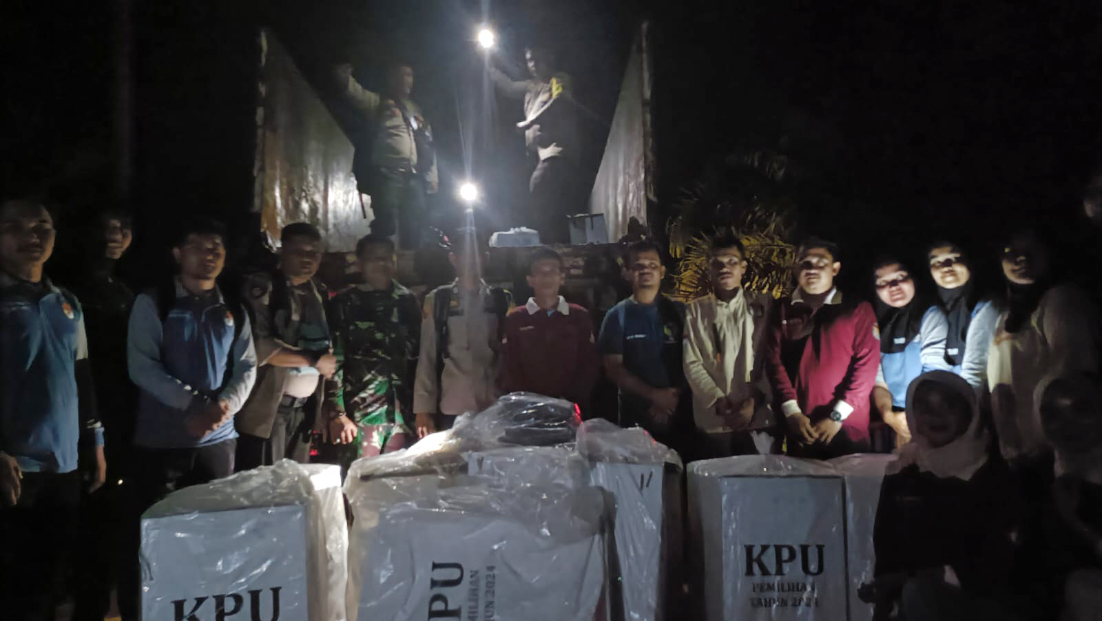Petugas PAM dan PPS Desa Sungai Besar Hilir, Desa Sungai Besar dan Desa Perhentian Sungkai Kecamatan Pucuk Rantau bersama Babin Kamtibmas dan Babinsa, saat akan memindahkan kotak logistik Pilkada ke truk batu bara saat dikepung banjir, Rabu (27/11) malam.