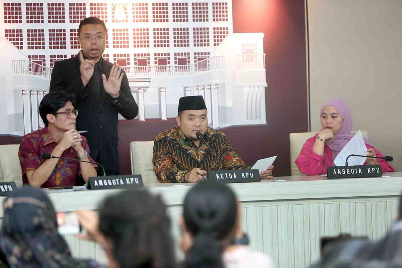 Ketua KPU RI Mochammad Afifudin didampingi anggota KPU August Mellaz dan Betty Epsilon memberi keterangan perkembangan pelaksanaan Pilkada Serentak di Kantor KPU RI, Jakarta