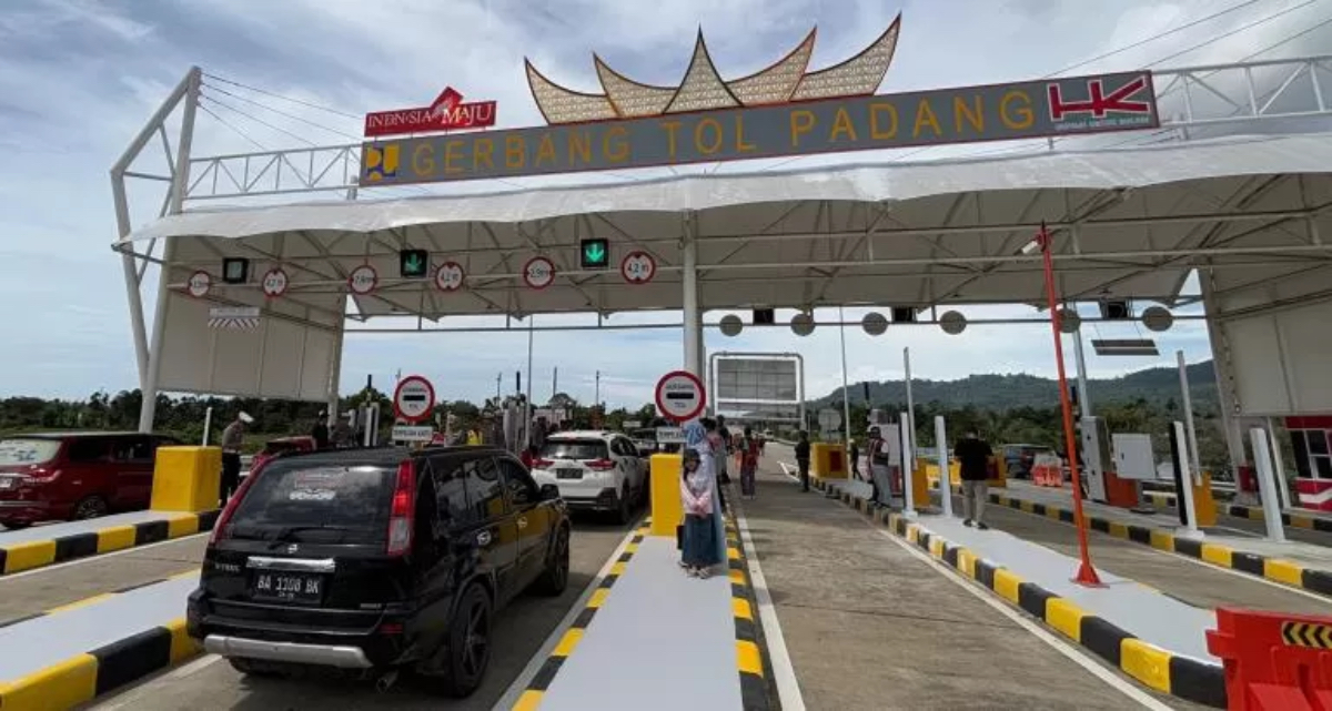 Antusiasme warga Kota padang saat HK resmi melakukan uji coba fungsional ruas tol Padang-Pekanbaru seksi Padang-Sicincin, Ahad (15/12/2024).