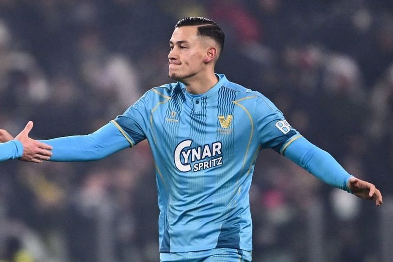 Bek timnas Indonesia Jay Idzes kembali dipercaya Eusebio Di Francesco sebagai kapten tim Venezia saat timnya kalah 0-1 dari AS Roma di Serie A Italia.