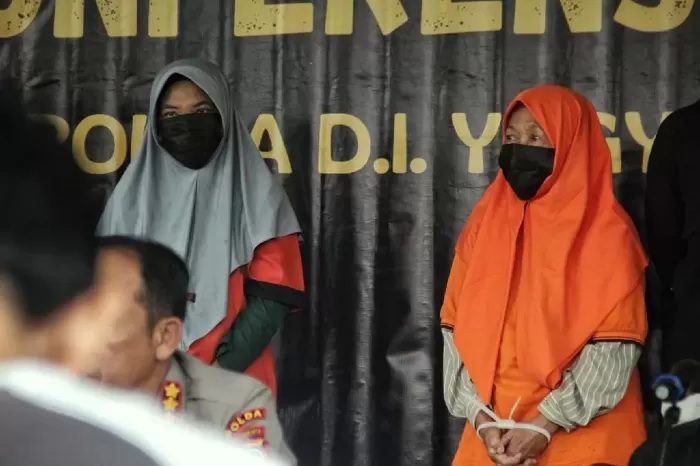 Kedua tersangka kasus perdagangan bayi di Kota Jogja dihadirkan dalam jumpa pers di Mapolda DIJ, Kamis (12/12).