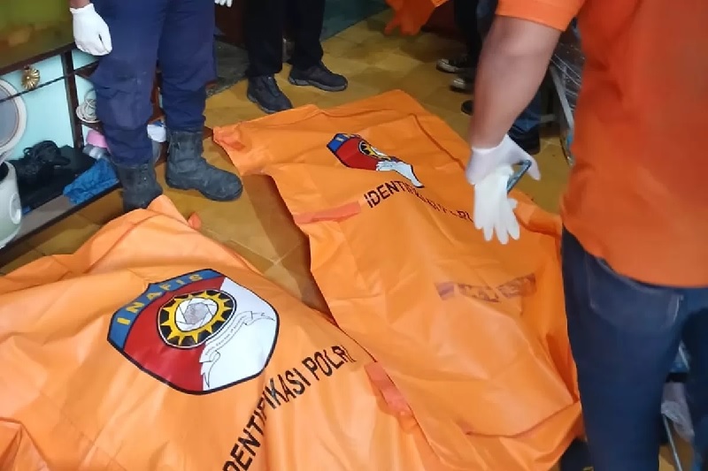 Jenazah keluarga di Ciputat yang tewas bunuh diri dievakuasi.